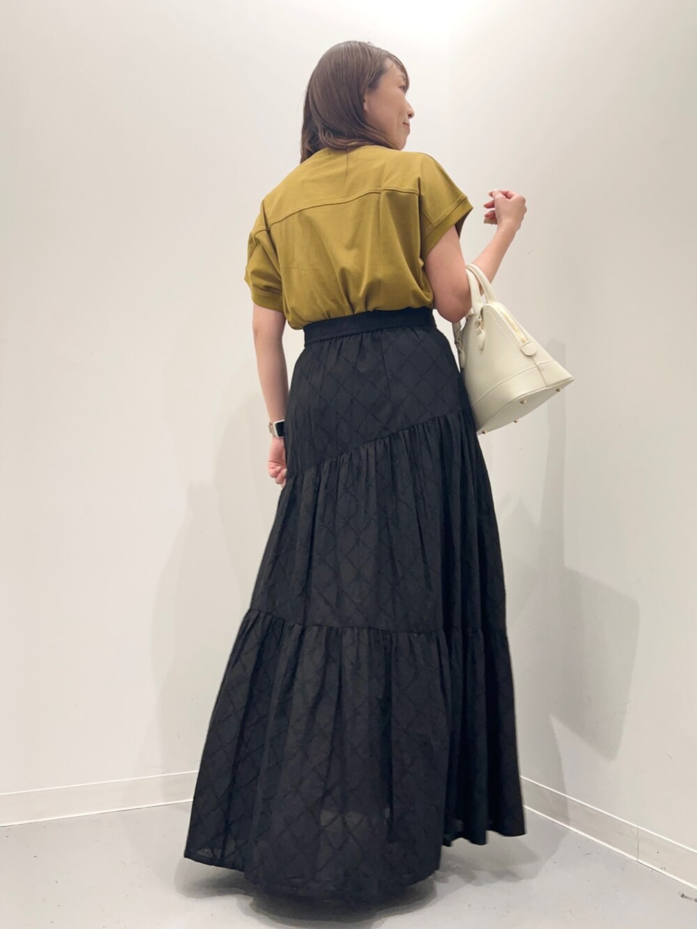 その他のトップス、ブラック系のスカート、ホワイト系のショルダーバッグを着用したレディースの夏コーディネートの5枚目の写真