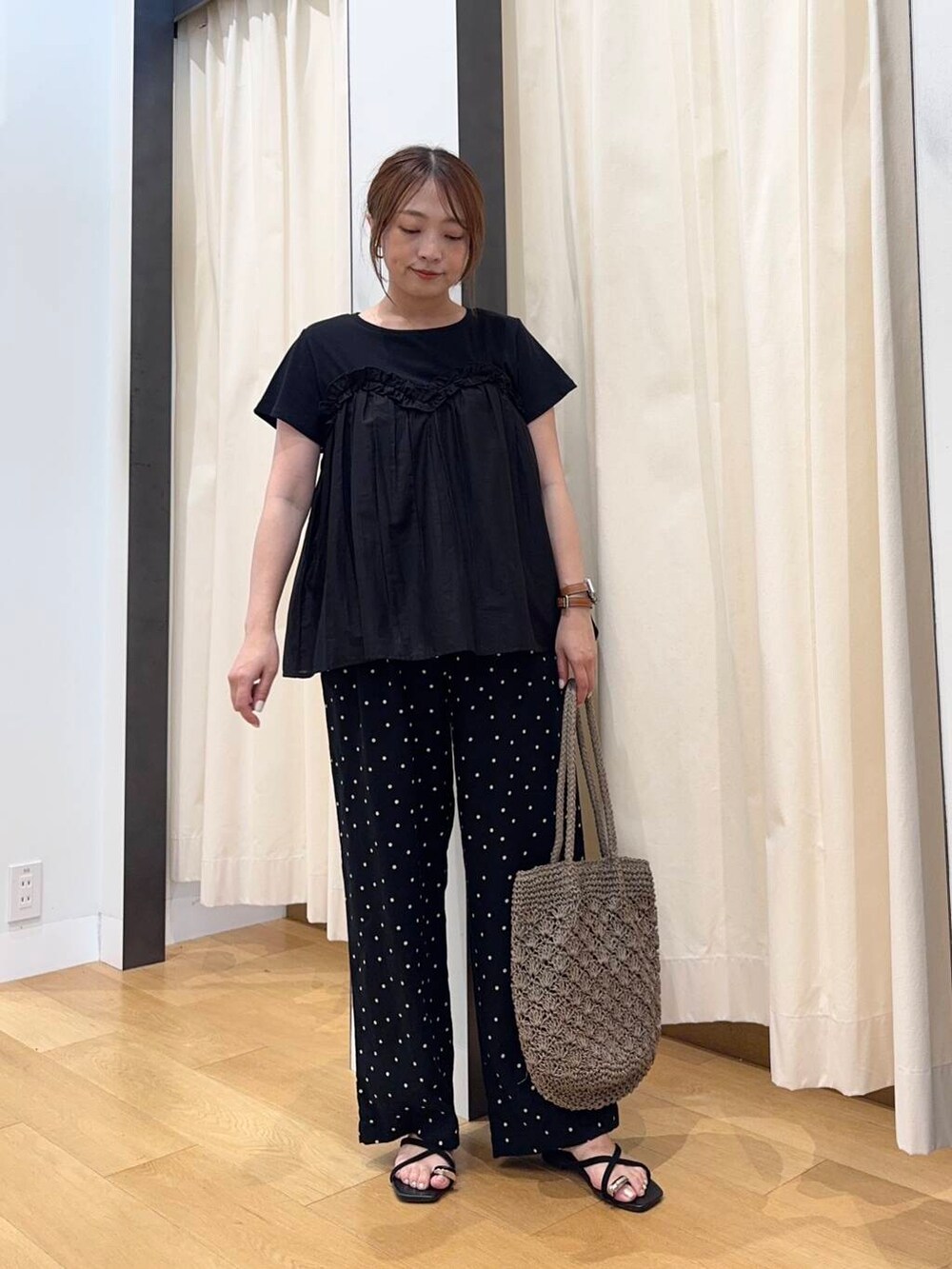 ブラック系のその他パンツ、グレー系のトートバッグ、ブラック系のサンダルを着用したレディースの夏コーディネートの3枚目の写真