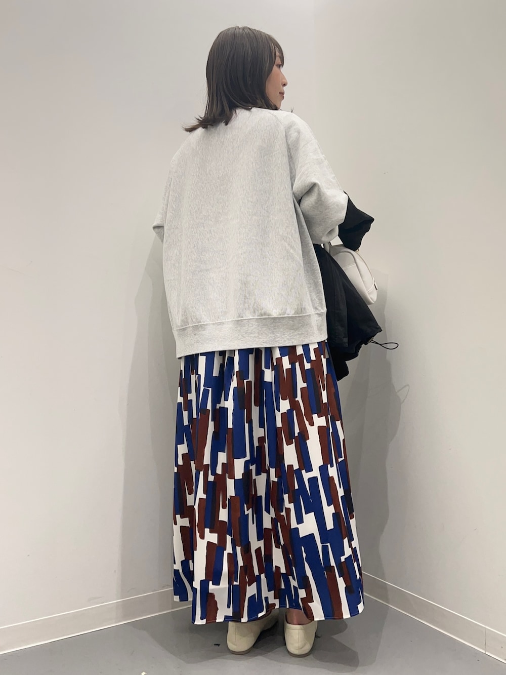 「きれいめカジュアル、お出かけコーデ、カジュアルコーデ、お洒落さんとつながりたい、春服みてみて、大人カジュアル、#春コーデ」｜「URBAN RESEARCHのVintage logo sweat（スウェット、グレー系）」を使った、maikoさん（レディース・154cm）の春コーディネートの8枚目の写真