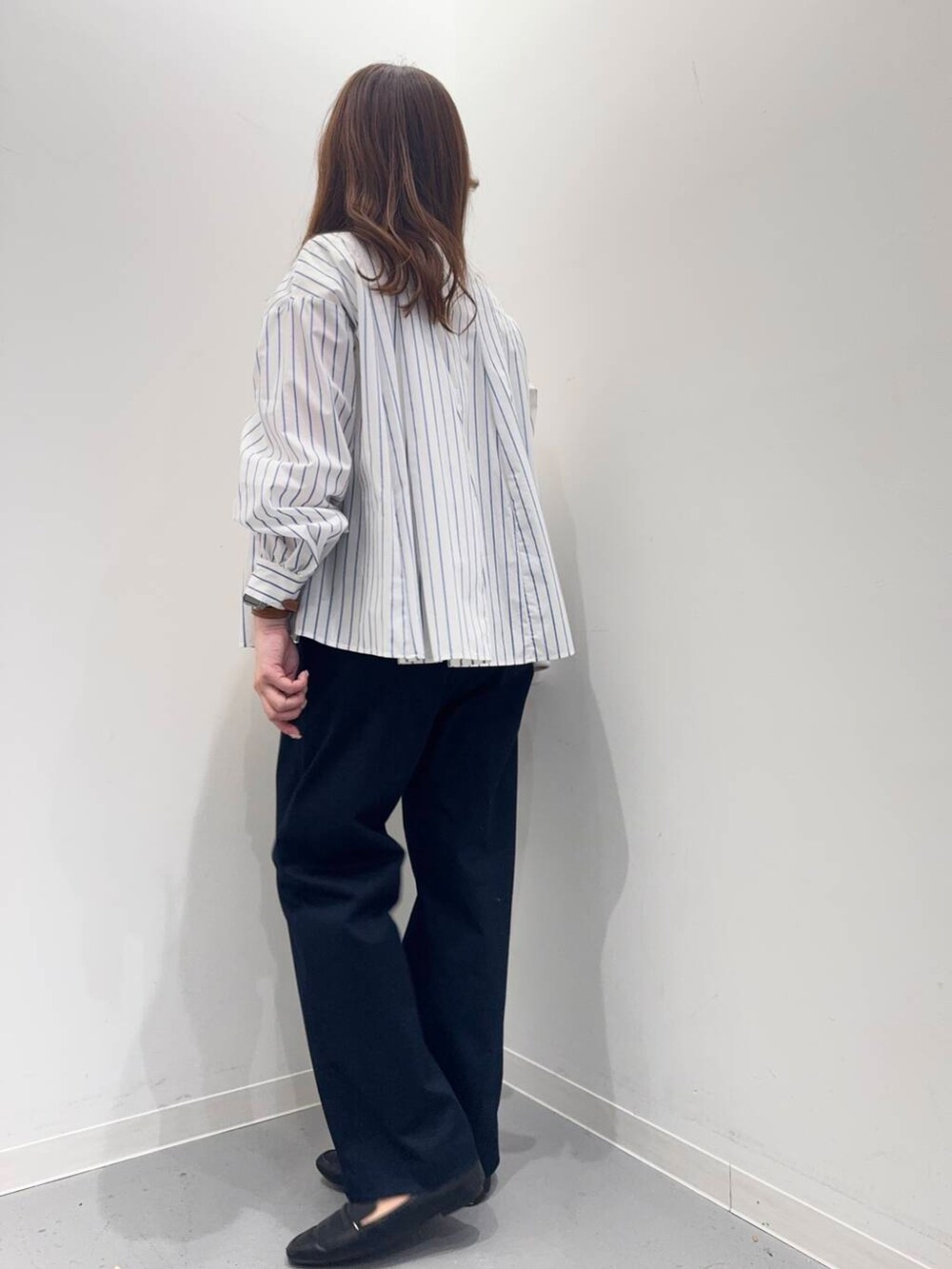 「シンプルコーデ、低身長、newarrival、低身長コーデ、urstore、154cm、骨格ストレート、イエベ春、30代前半、ストレート×イエベ春、ブラウスが主役の春コーデ」｜「RODE SKOの『MADE IN JAPAN』スクエアトゥプチメタルローファー（ローファー、ブラック系）」を使った、maikoさん（レディース・154cm）の春コーディネートの6枚目の写真