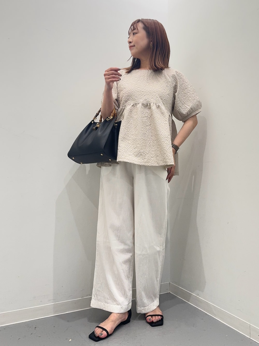 ベージュ系のシャツ/ブラウス、ブラック系のサンダル、ホワイト系のその他パンツを着用したレディースの夏コーディネートの2枚目の写真