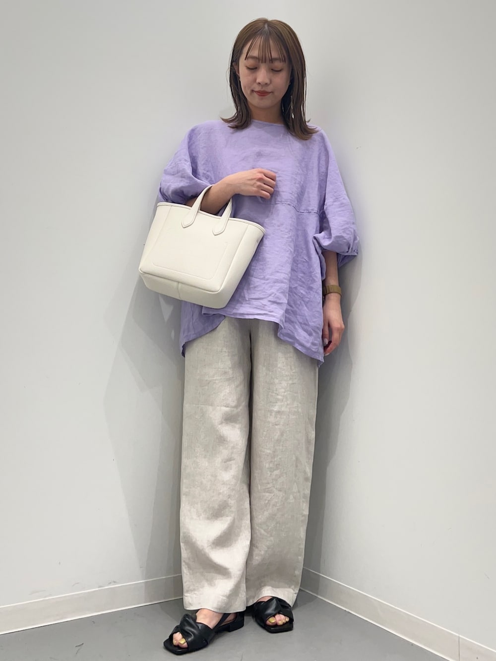 パープル系のシャツ/ブラウス、ベージュ系のその他パンツ、ホワイト系のトートバッグを着用したレディースの春コーディネートの5枚目の写真