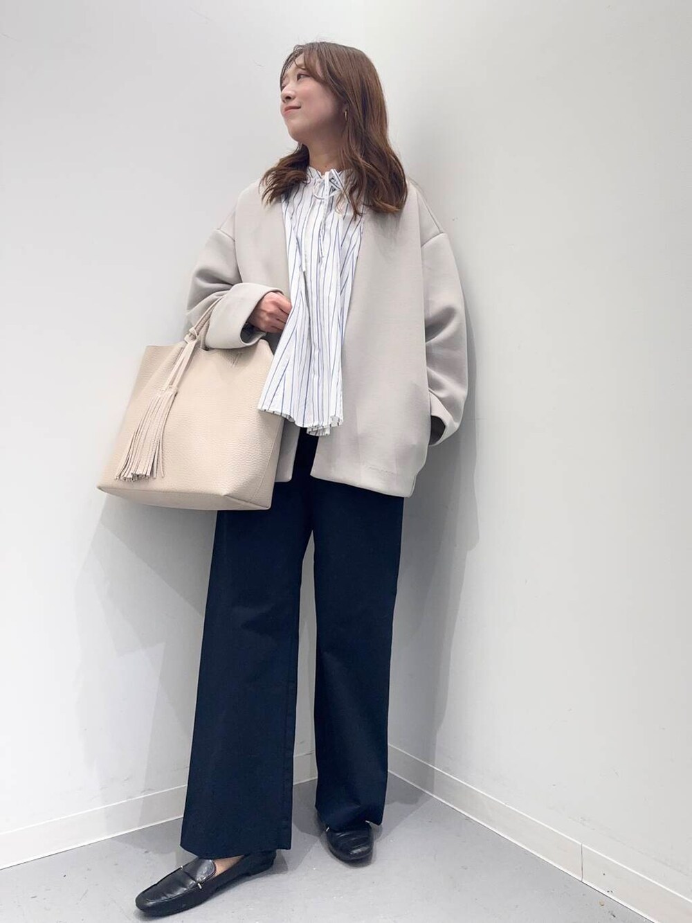 「シンプルコーデ、低身長、newarrival、低身長コーデ、urstore、154cm、骨格ストレート、イエベ春、30代前半、ストレート×イエベ春、ブラウスが主役の春コーデ」｜「RODE SKOの『MADE IN JAPAN』スクエアトゥプチメタルローファー（ローファー、ブラック系）」を使った、maikoさん（レディース・154cm）の春コーディネートの4枚目の写真
