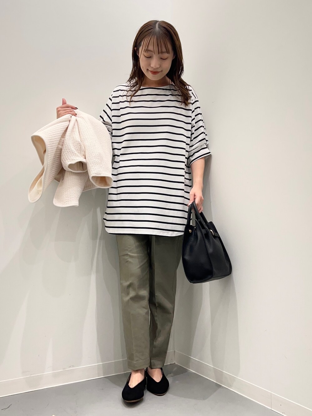 ホワイト系のノーカラージャケット、ブラック系のTシャツ/カットソー、グリーン系のその他パンツを着用したレディースの夏コーディネートの9枚目の写真