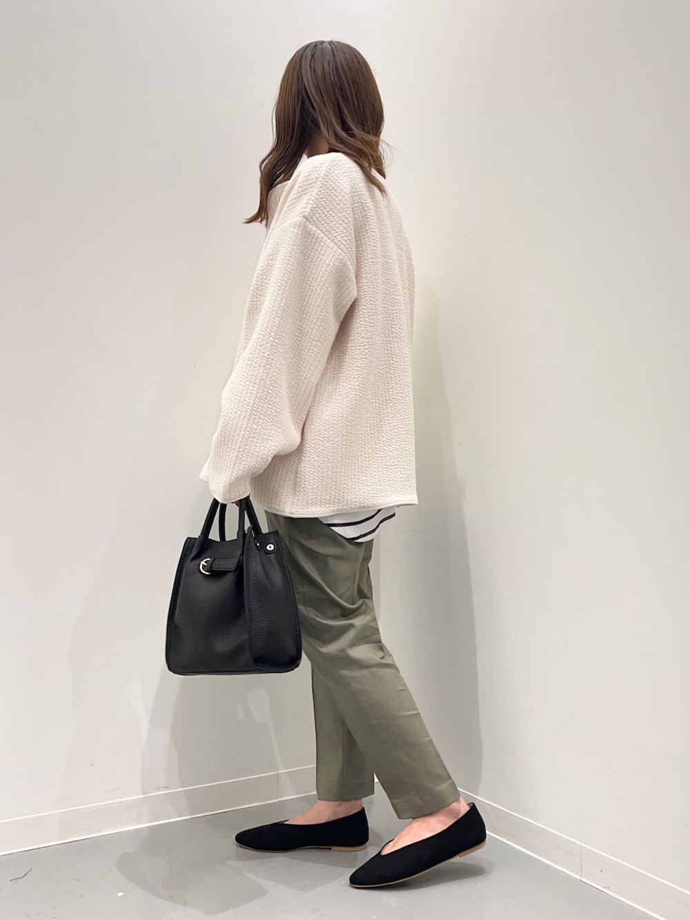 ホワイト系のノーカラージャケット、ブラック系のTシャツ/カットソー、グリーン系のその他パンツを着用したレディースの夏コーディネートの4枚目の写真