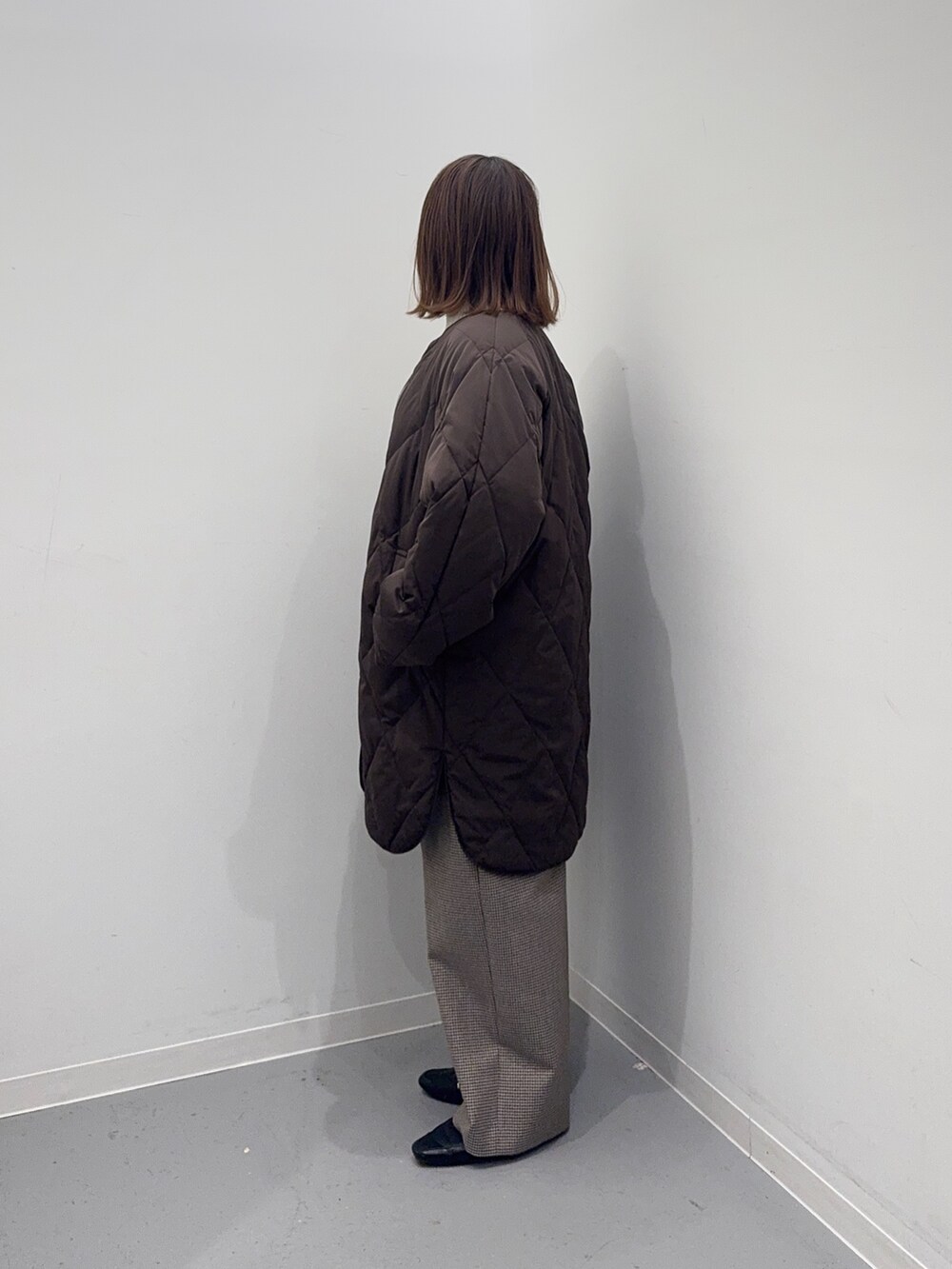 ブラウン系のダウンジャケット/コート、グリーン系のその他パンツ、ブラック系のローファーを着用したレディースの冬コーディネートの2枚目の写真