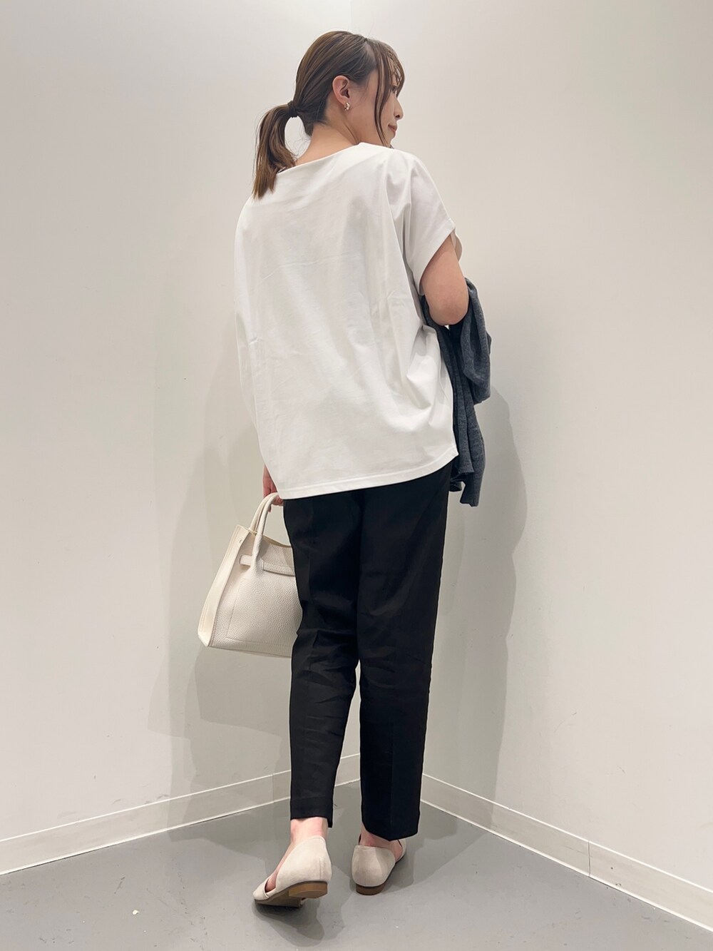 ホワイト系のTシャツ/カットソー、ブルー系のカーディガン/ボレロ、ブラック系のその他パンツを着用したレディースの夏コーディネートの8枚目の写真