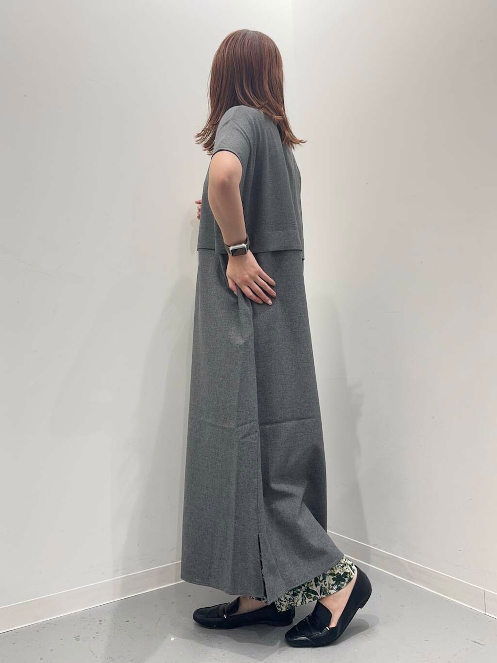 ブラック系のローファー、ブラック系のトートバッグ、グレー系のワンピースを着用したレディースの夏コーディネートの3枚目の写真