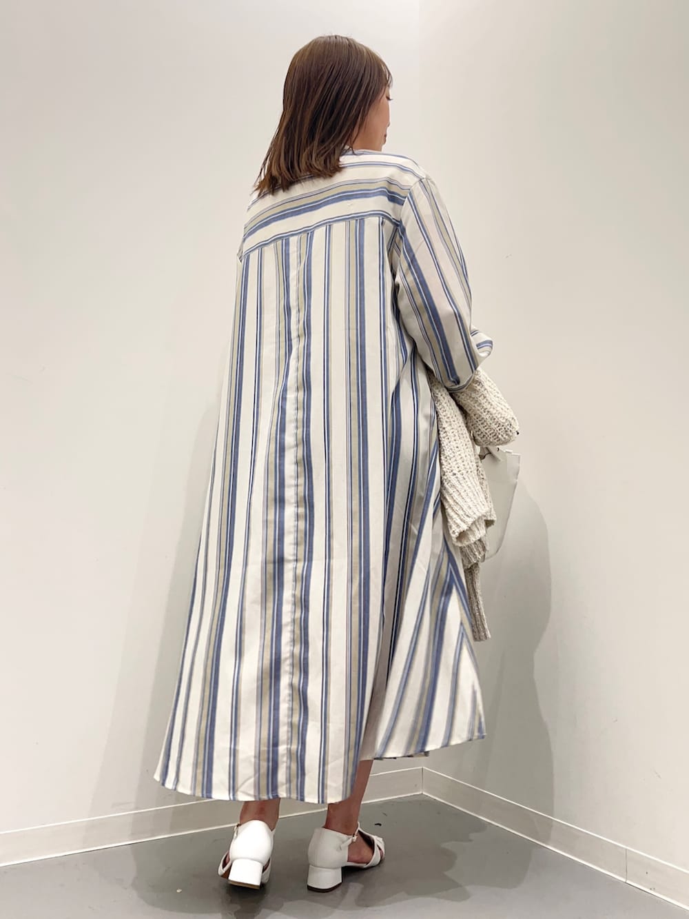 ホワイト系のカーディガン/ボレロ、ホワイト系のサンダル、ブルー系のワンピースを着用したレディースの春コーディネートの9枚目の写真