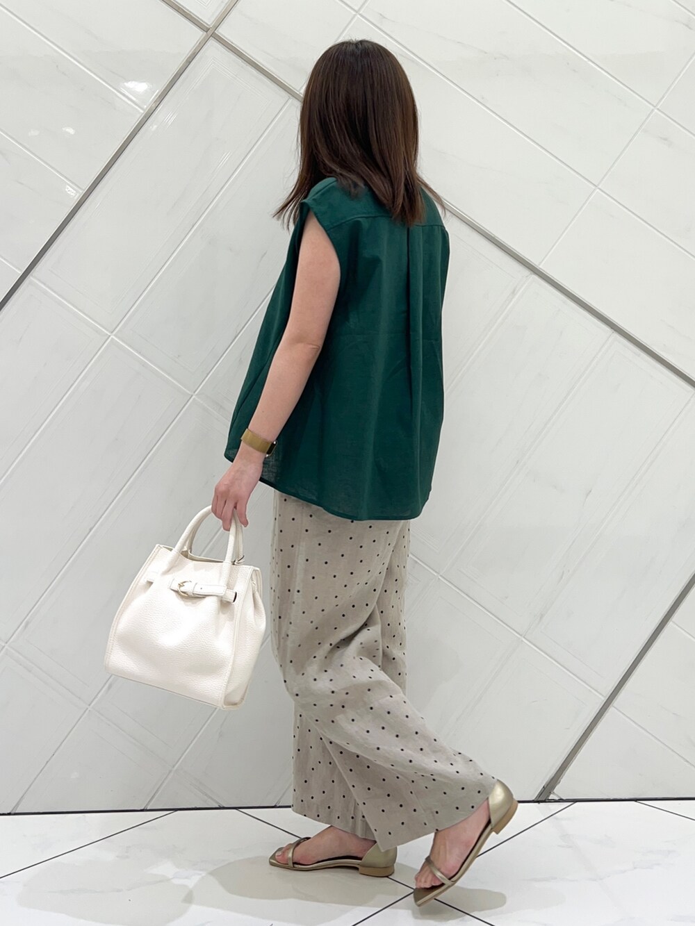 グリーン系のシャツ/ブラウス、ベージュ系のその他パンツ、ゴールド系のサンダルを着用したレディースの夏コーディネートの3枚目の写真