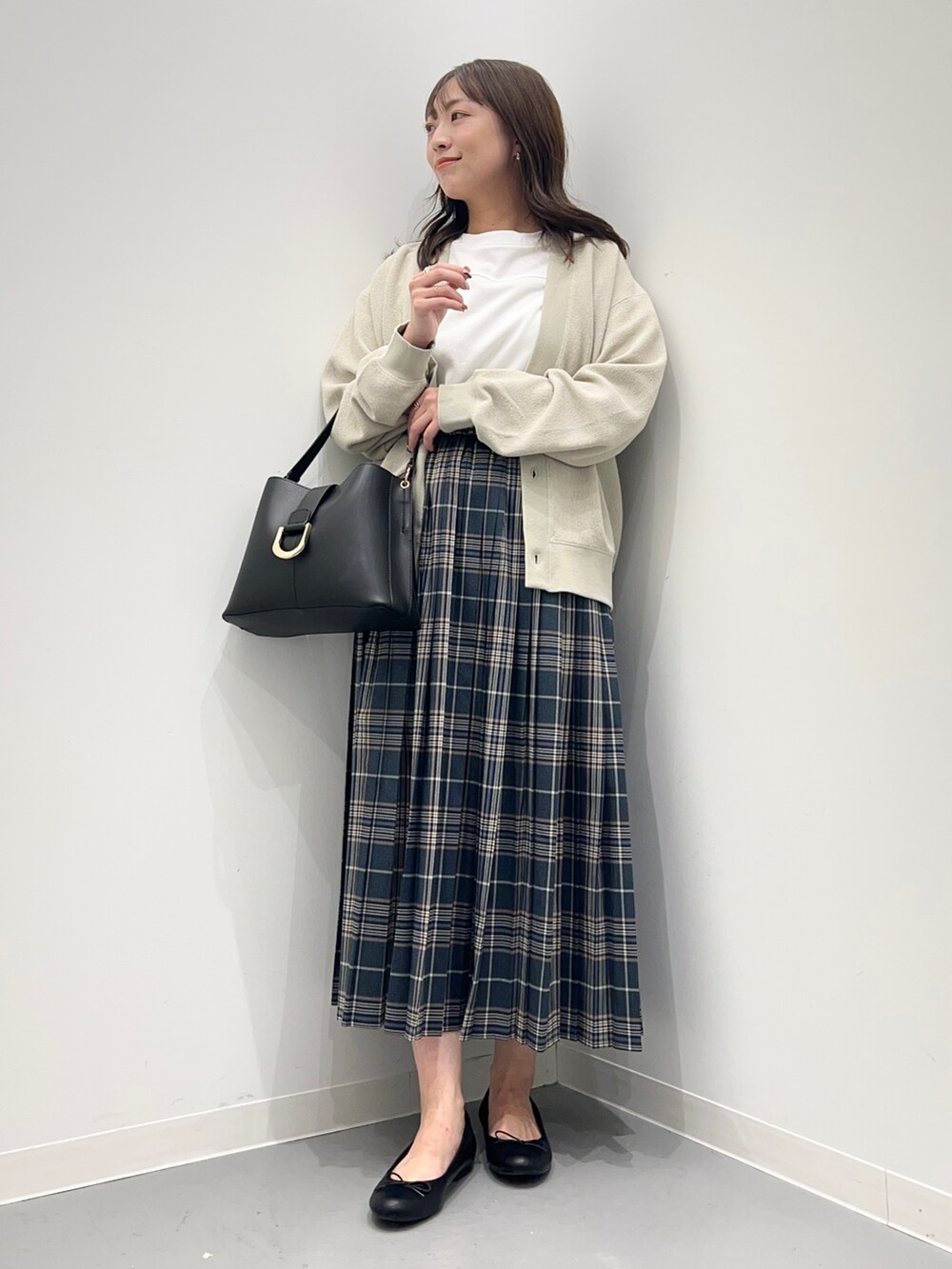 ホワイト系のトップス、ブルー系のスカート、ベージュ系のカーディガン/ボレロを着用したレディースの夏コーディネートの4枚目の写真