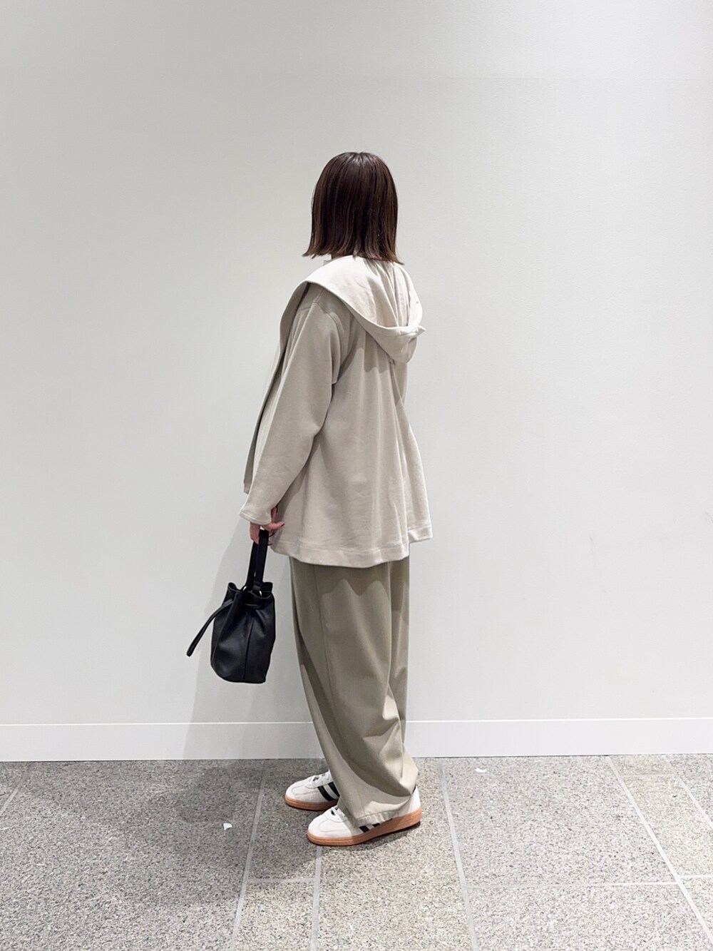 ホワイト系のTシャツ/カットソー、ベージュ系のカーディガン/ボレロ、ベージュ系のその他パンツを着用したレディースの秋コーディネートの3枚目の写真