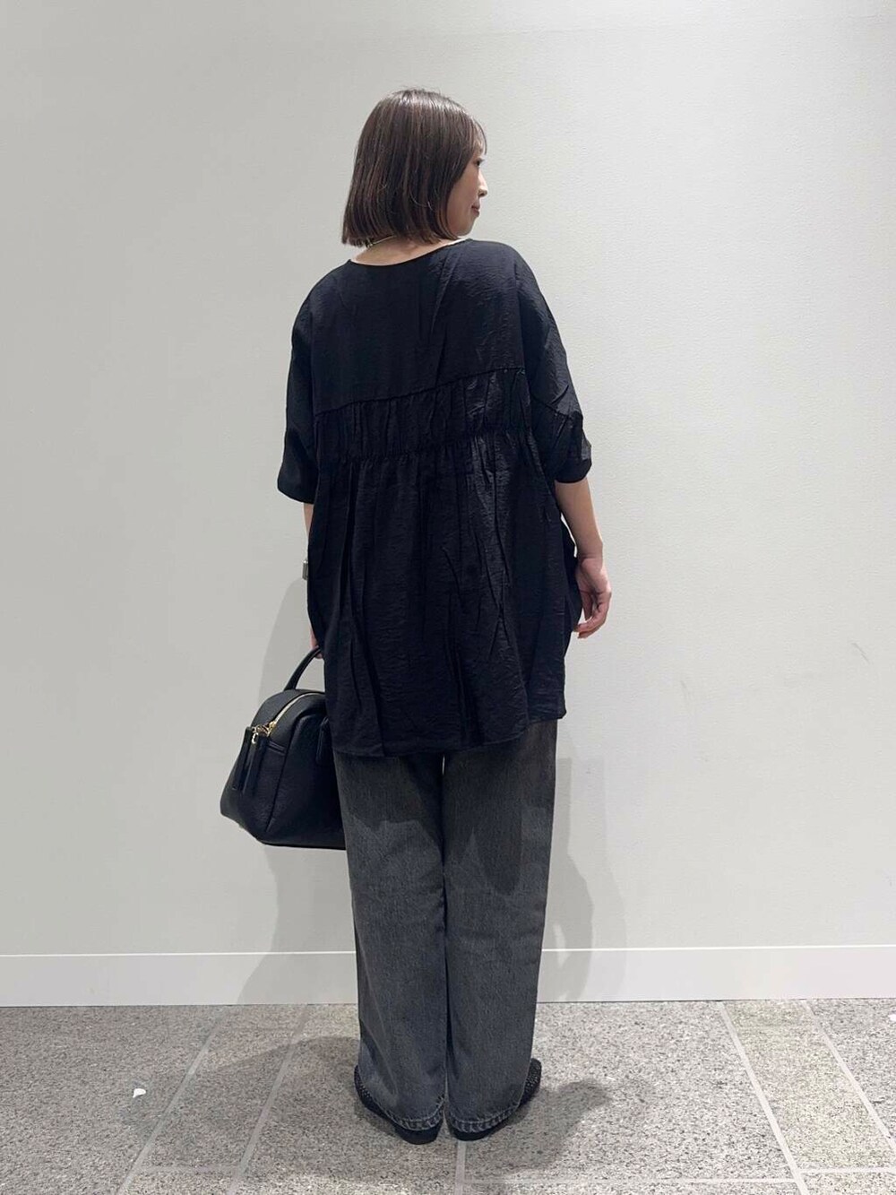ブラック系のシャツ/ブラウス、ブラック系のバレエシューズ、ブラック系のボストンバッグを着用したレディースの夏コーディネートの4枚目の写真