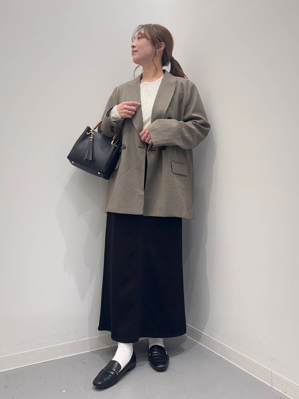 「シンプルコーデ、低身長、newarrival、休日スタイル、低身長コーデ、urstore、154cm、骨格ストレート、イエベ春、30代前半、ストレート×イエベ春、春のジャケットスタイル、寒暖差対策アイテム」|「RODE SKOの『MADE IN JAPAN』スクエアトゥプチメタルローファー(ローファー、ブラック系)」を使った、maikoさん(レディース・154cm)の春コーディネートの5枚目の写真
