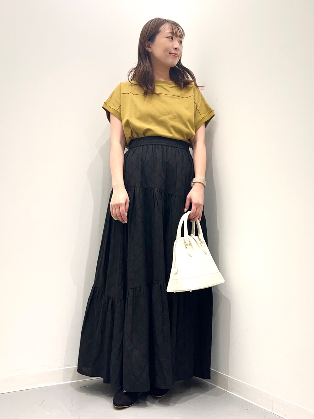 その他のトップス、ブラック系のスカート、ホワイト系のショルダーバッグを着用したレディースの夏コーディネートの3枚目の写真