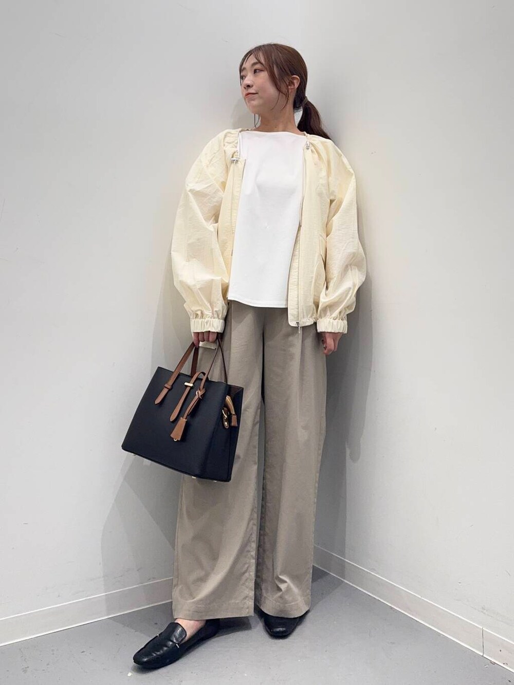 「シンプルコーデ、低身長、newarrival、休日スタイル、低身長コーデ、urstore、154cm、骨格ストレート、イエベ春、30代前半、最旬オフィスコーデ、ストレート×イエベ春、サマシェア」｜「RODE SKOの『MADE IN JAPAN』スクエアトゥプチメタルローファー（ローファー、ブラック系）」を使った、maikoさん（レディース・154cm）の春コーディネートの4枚目の写真