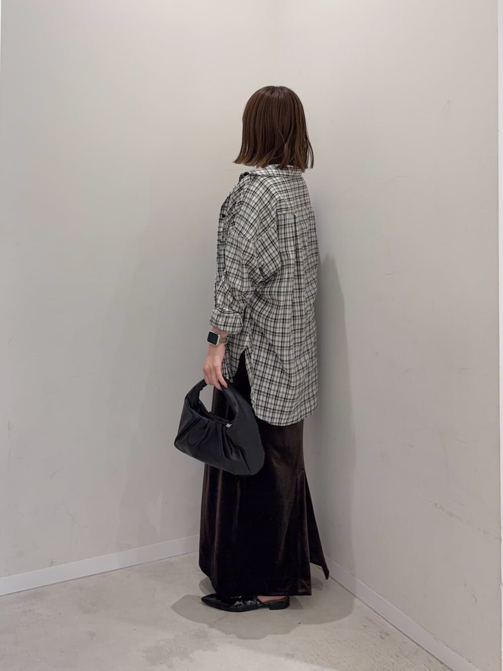 ホワイト系のシャツ/ブラウス、ブラウン系のワンピース、ブラック系のハンドバッグを着用したレディースの夏コーディネートの4枚目の写真
