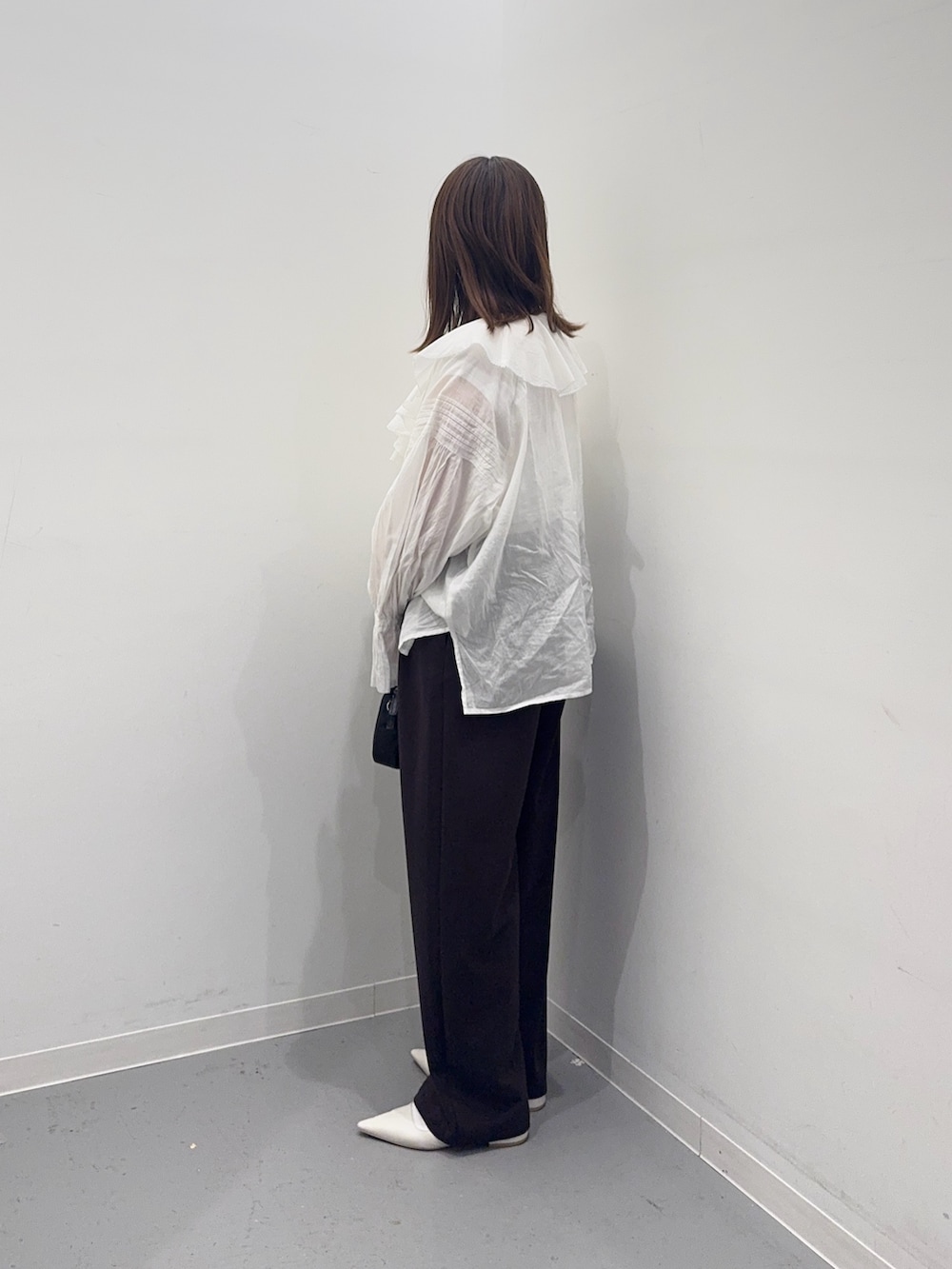 ホワイト系のシャツ/ブラウス、ブラウン系のその他パンツ、ホワイト系のパンプスを着用したレディースの春コーディネートの3枚目の写真