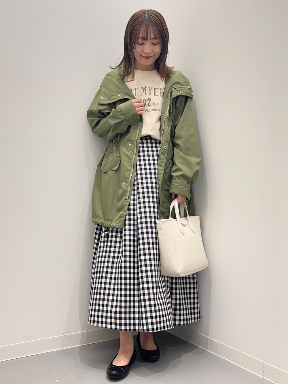 その他のスカート、ベージュ系のTシャツ/カットソー、グリーン系のその他アウターを着用したレディースの春コーディネートの2枚目の写真