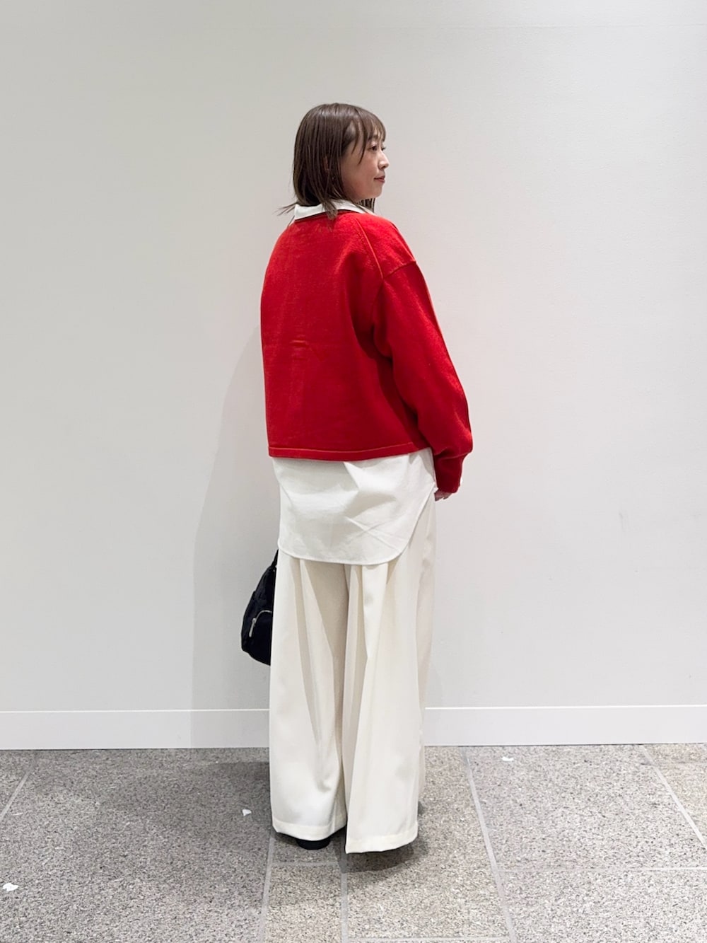 レッド系のカーディガン/ボレロ、ホワイト系のシャツ/ブラウス、ホワイト系のその他パンツを着用したレディースの冬コーディネートの4枚目の写真