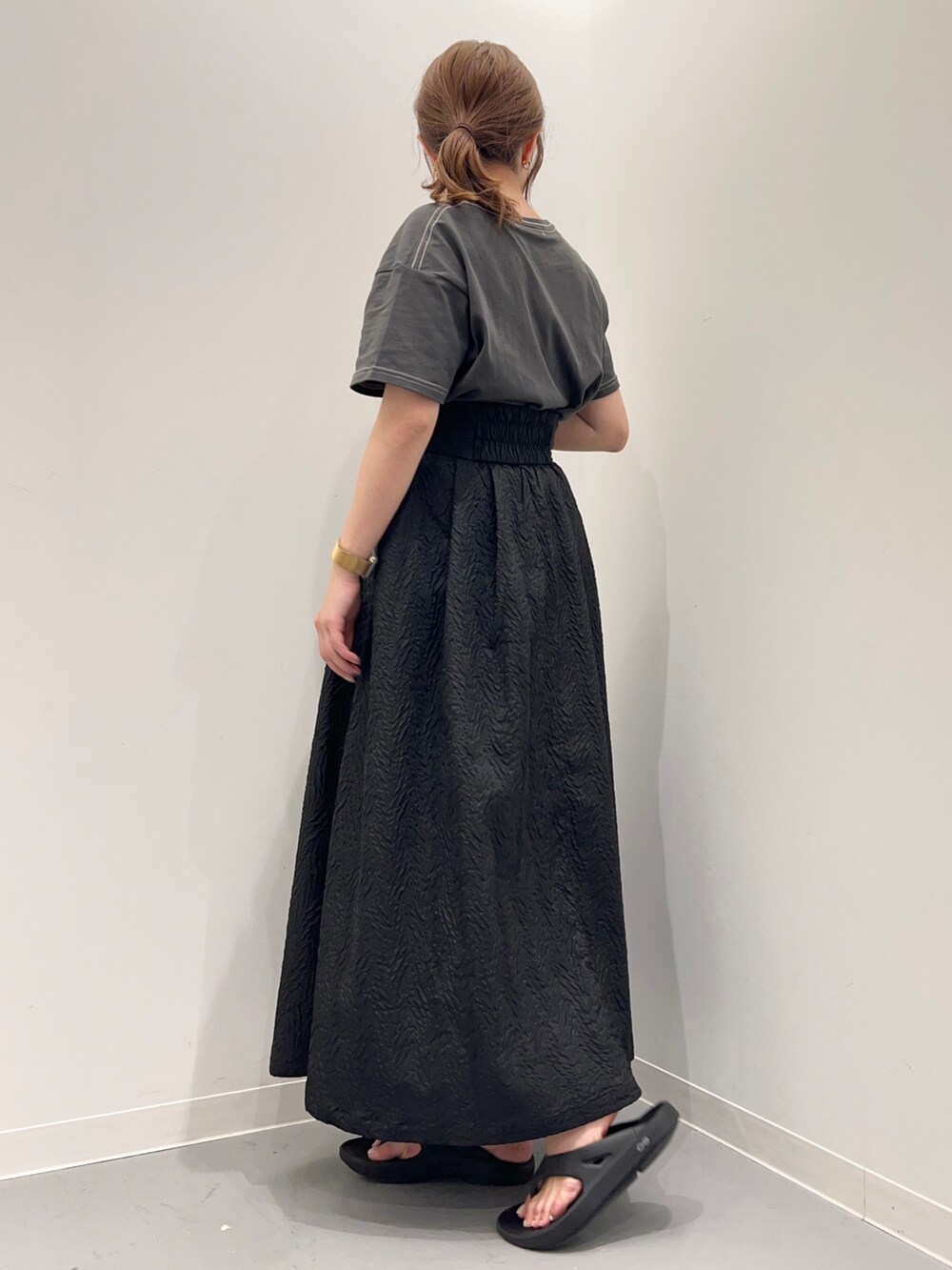 グレー系のTシャツ/カットソー、ブラック系のスカートを着用したレディースの春コーディネートの3枚目の写真