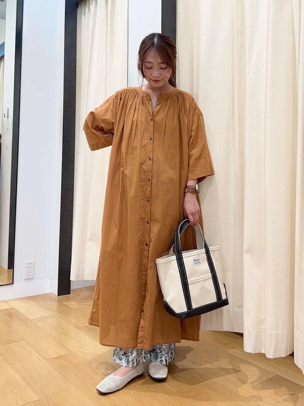 maikoさんの「『イージーケア』フラワープリントイージーパンツ（URBAN RESEARCH DOORS）」を使ったコーディネートの2枚目の写真