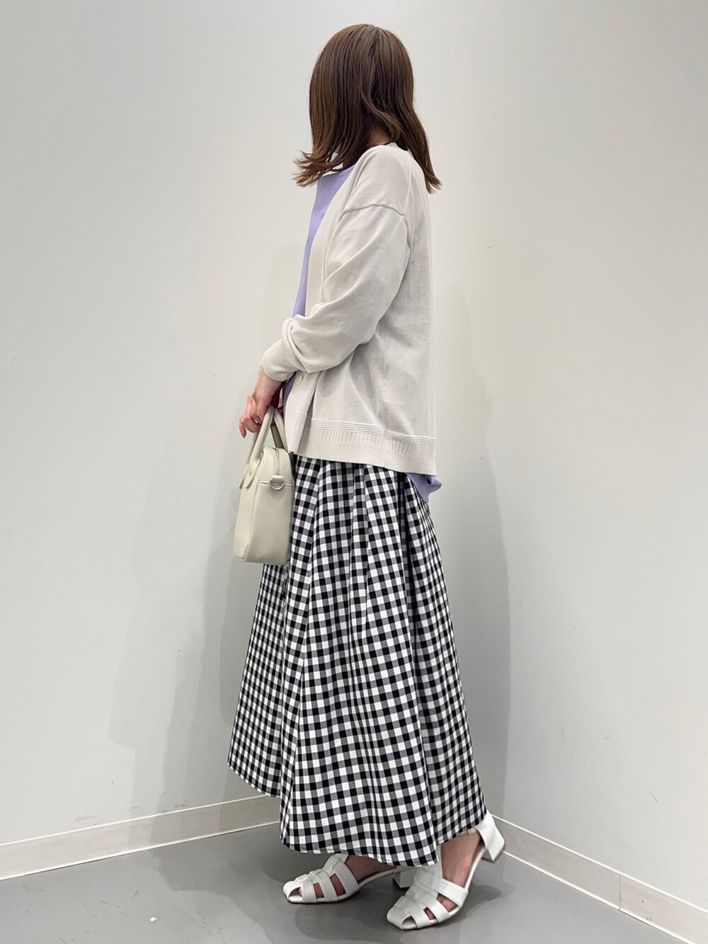 その他のスカート、パープル系のTシャツ/カットソーを着用したレディースの春コーディネートの8枚目の写真