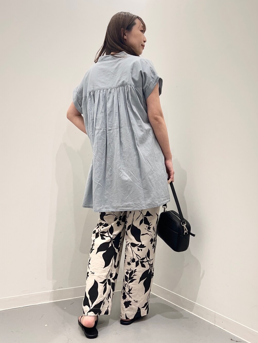 その他のトップス、ベージュ系のその他パンツ、ブラック系のショルダーバッグを着用したレディースの夏コーディネートの6枚目の写真