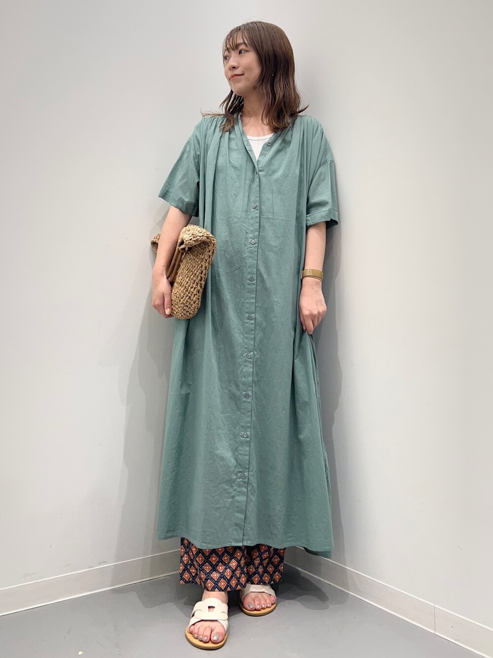 グリーン系のワンピース、ブルー系のその他パンツを着用したレディースの夏コーディネートの5枚目の写真