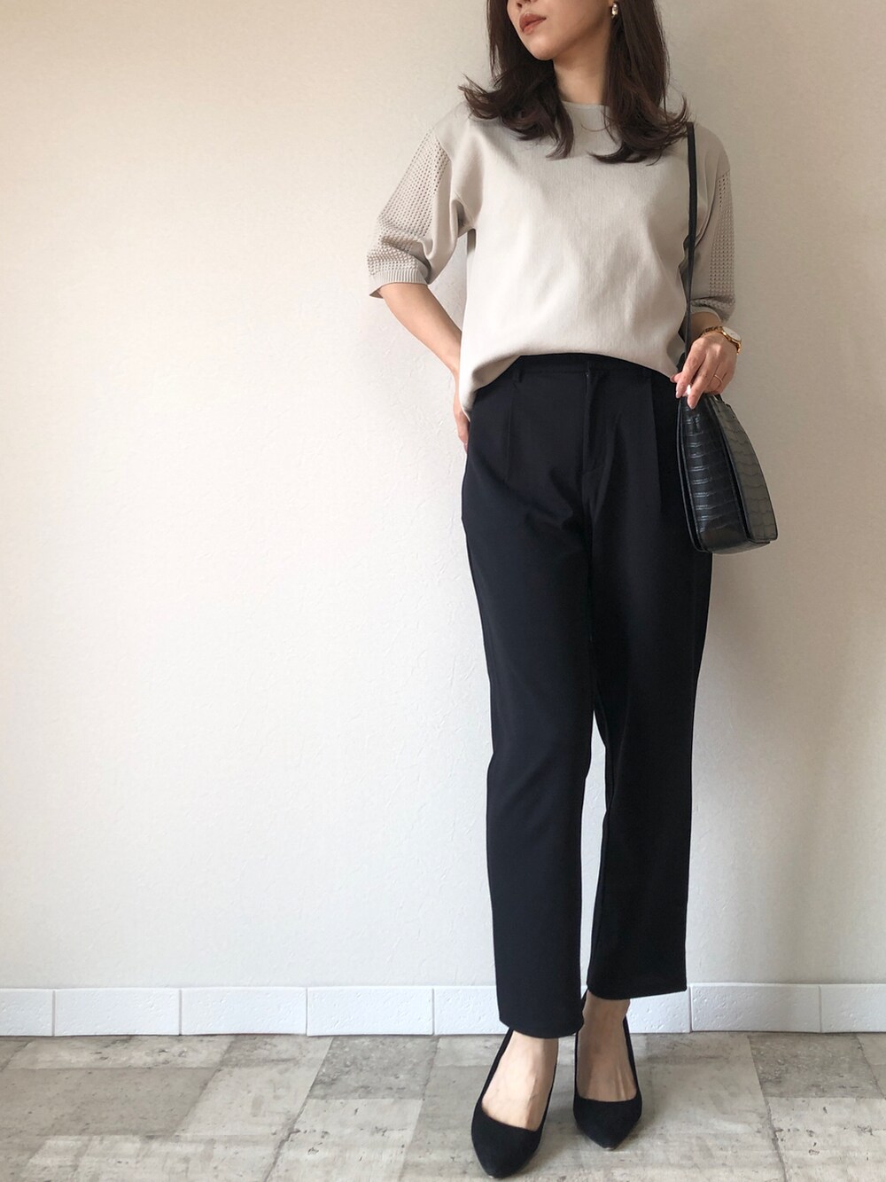 「シンプルコーデ、シンプル、きれいめカジュアル、秋のコーデ、秋服準備はじめました、パンツ、パンツスタイル、オフィスカジュアル、大人コーデ、キレイめ、モノトーン、オトナカジュアル、オトナ女子、大人カジュアル、大人女子」｜「M.deuxの■■大人カジュアル/秋も使える■■メッシュスリーブニット（ニット/セーター、ホワイト系）」を使った、M.deux  STAFF３さん（レディース・157cm）の夏コーディネートの2枚目の写真
