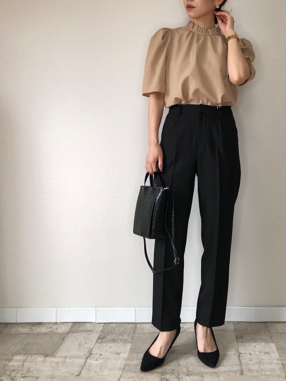 「オトナ女子、大人コーデ、秋コーデ、シンプルスタイル、秋のコーデ、秋色、ブラック、テーパードパンツ、ベージュ、シンプル、オトナカジュアル、大人カジュアル、きれいめカジュアル、ブラウス、スリット」｜「M.deuxの■■バックスリットプレスパンツ■■（その他パンツ、ブラック系）」を使った、M.deux  STAFF３さん（レディース・157cm）の秋コーディネートの2枚目の写真