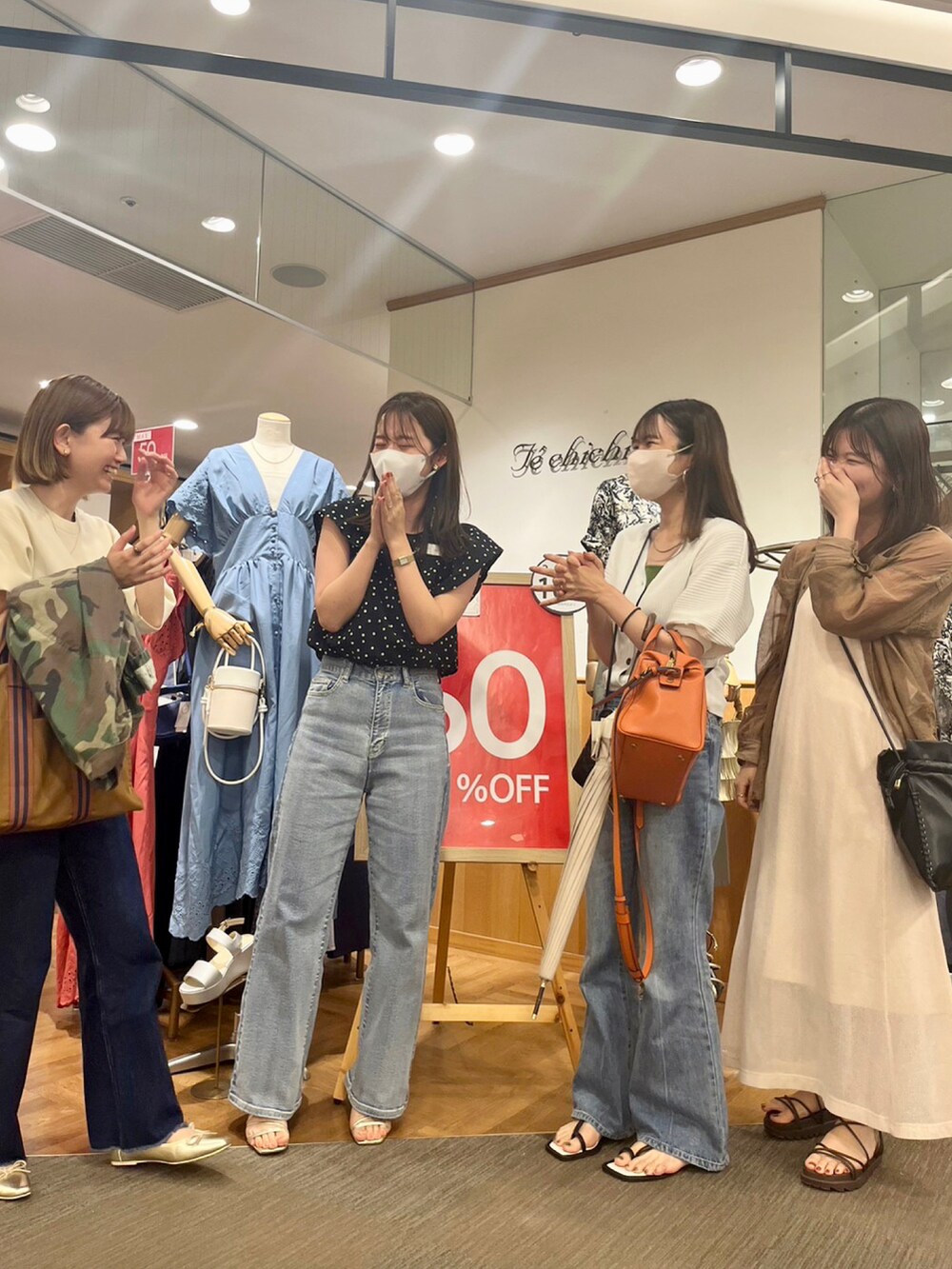 「休日スタイル、シンプルコーデ、オトナ女子、テチチ(Te chichi)、アキラノシフク」|「Te chichiのバルーンスリーブニットプルオーバー(ニット/セーター、ベージュ系)」を使った、AKIRAさん(レディース・158cm)の夏コーディネートの3枚目の写真