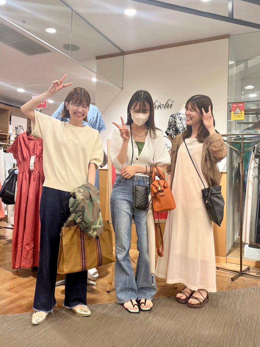 「休日スタイル、シンプルコーデ、オトナ女子、テチチ(Te chichi)、アキラノシフク」|「Te chichiのバルーンスリーブニットプルオーバー(ニット/セーター、ベージュ系)」を使った、AKIRAさん(レディース・158cm)の夏コーディネートの2枚目の写真
