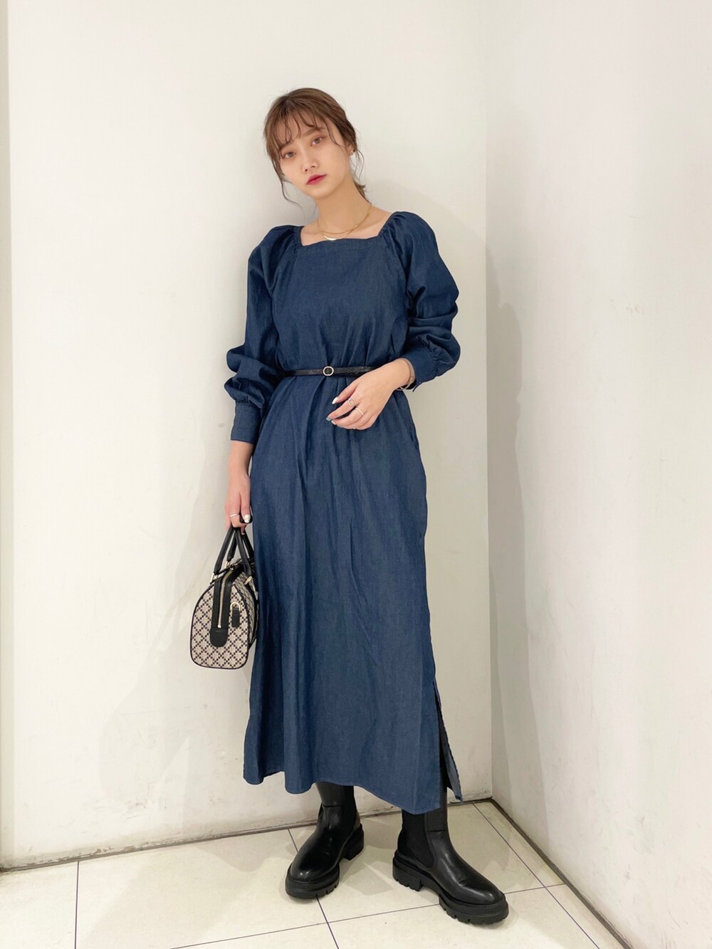 「大人カジュアル、シンプルコーデ、デニム、ワンピース、ボストンバッグ、ショートブーツ、ブルー、フォーマル、春コーデ、パワショル、プチプラ、LOWRYS FARM、おしゃれさんと繋がりたい、きれいめカジュアル、ウエストマーク」｜「LOWRYS FARMのボストンバッグ　235948（ボストンバッグ、ブラウン系）」を使った、nanaさん（レディース・163cm）の春コーディネートの2枚目の写真
