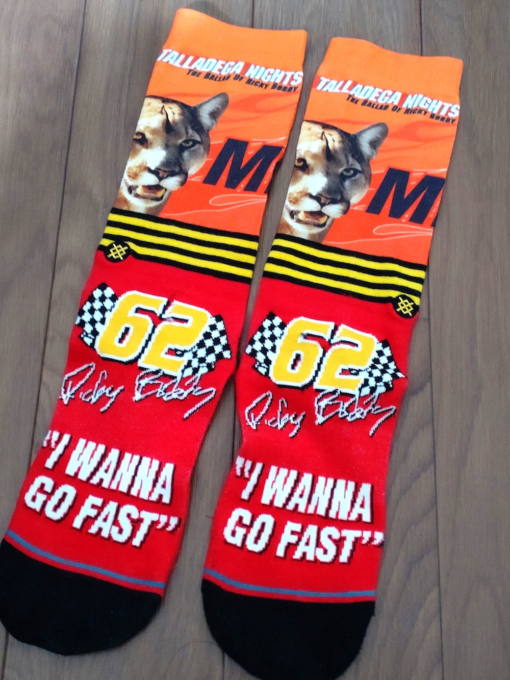 「stance socks、NIKE、airforce1、短パン、NEW ERA、MoMA、ストリート、ストリートコーデ、オレンジ、ootd、シンプルコーデ、今日のコーデ、お洒落さんとつながりたい、キモ撮り」｜「STANCEの【STANCE / スタンス】I WANNA GO FAST / タラデガ・ナイトオーバルの狼(Talladega Nights)コラボモデル / ソックス（ソックス/靴下、レッド系）」を使った、Reiさん（メンズ・175cm）の春コーディネートの2枚目の写真