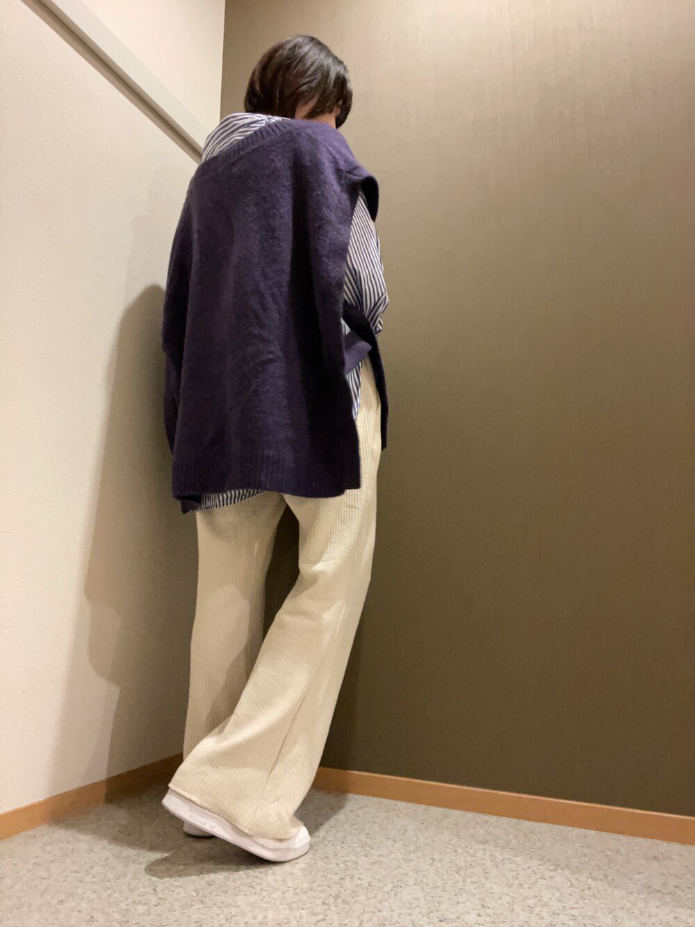 ブルー系のシャツ/ブラウス、パープル系のベスト、ホワイト系のその他パンツを着用したレディースの秋コーディネートの3枚目の写真