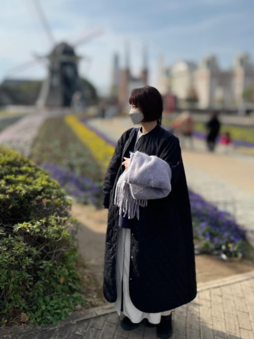 「大人カジュアル、大人コージーファッション、リラックススタイル、ゆるコーデ、秋冬コーデ、Libra、antiqua、GU、ロングコート、コージーファッション、キルティングコート、キルティングロングコート、40代ファッション、大人エフォートレスコーデ」|「Libra Cueのキルティングボリュームコート(ノーカラーコート、ブラック系)」を使った、emiplus.さん(レディース・164cm)の冬コーディネートの2枚目の写真