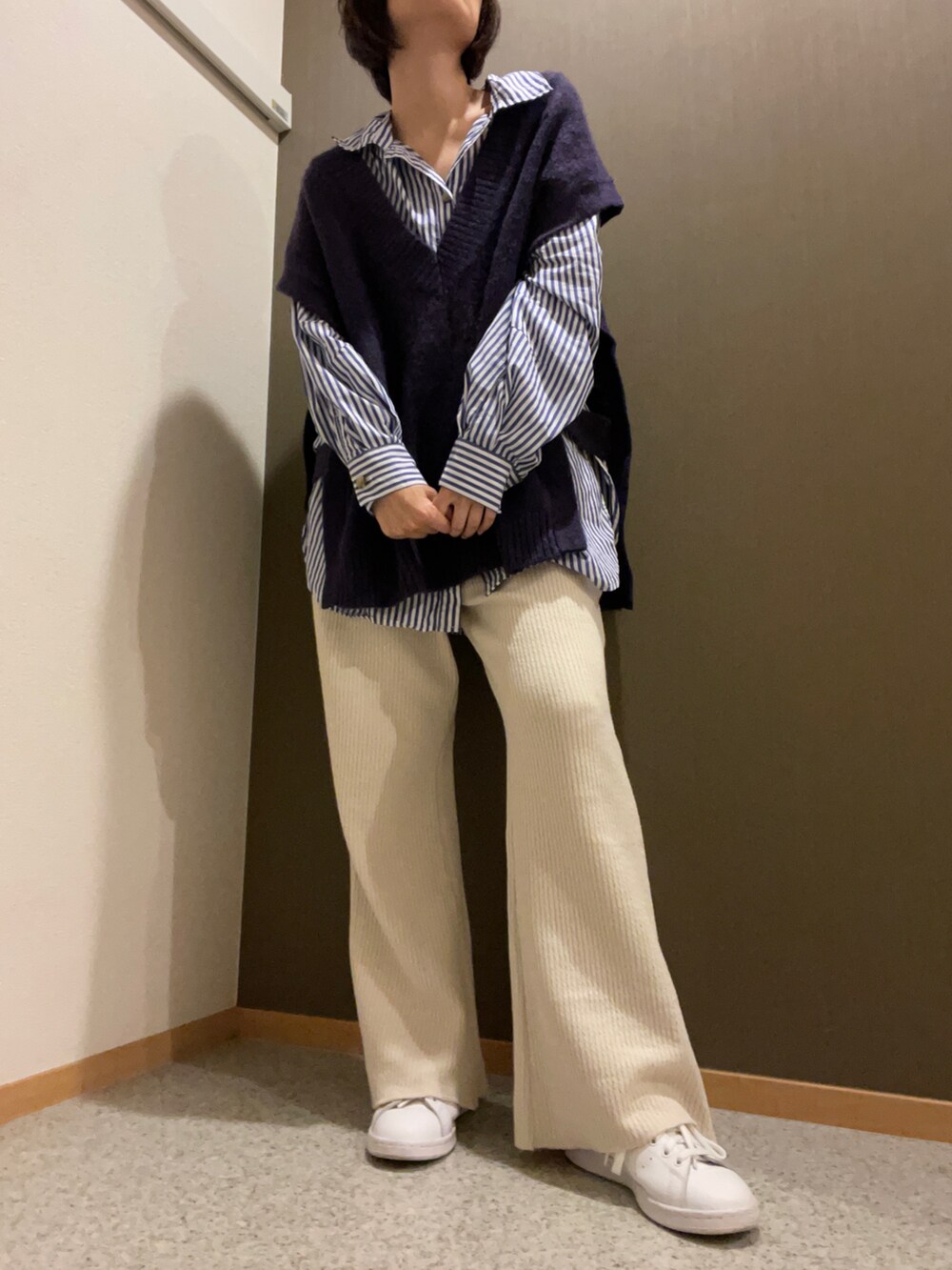 ブルー系のシャツ/ブラウス、パープル系のベスト、ホワイト系のその他パンツを着用したレディースの秋コーディネートの2枚目の写真