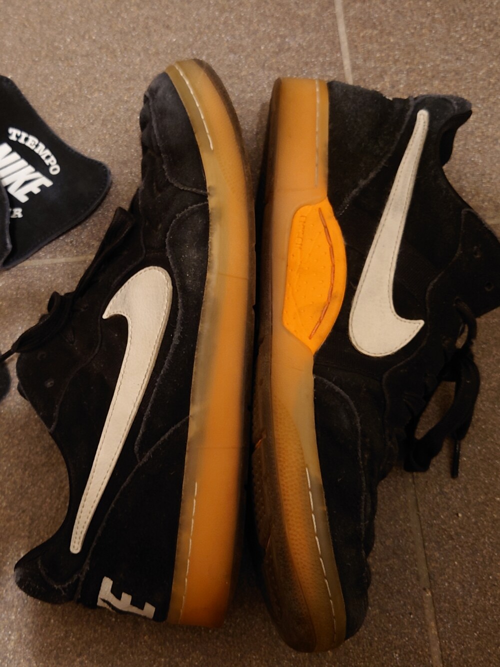 ブラック系のスニーカーを着用したメンズの秋コーディネートの3枚目の写真