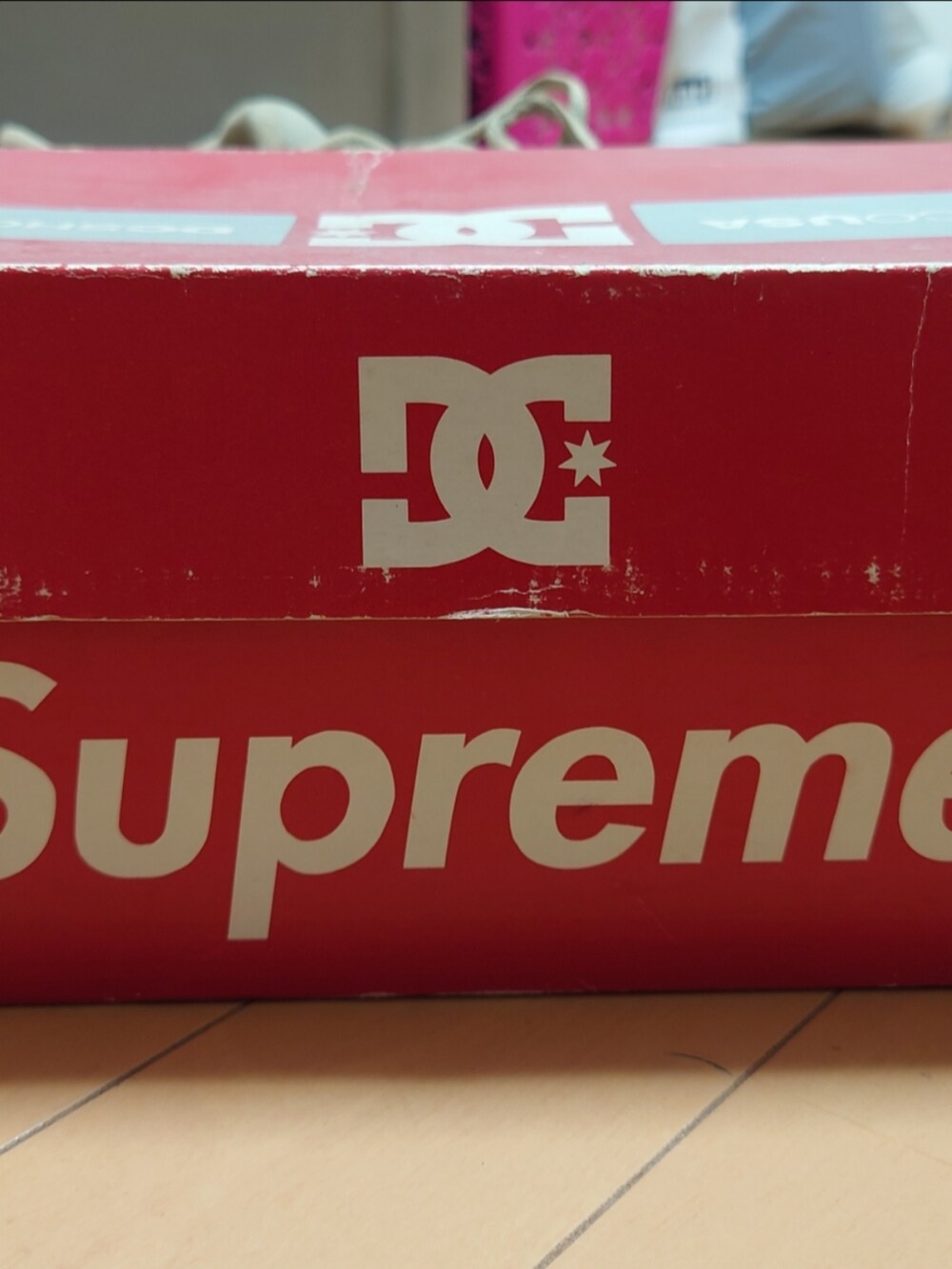 ベージュ系のスニーカーを着用したメンズの秋コーディネートの4枚目の写真