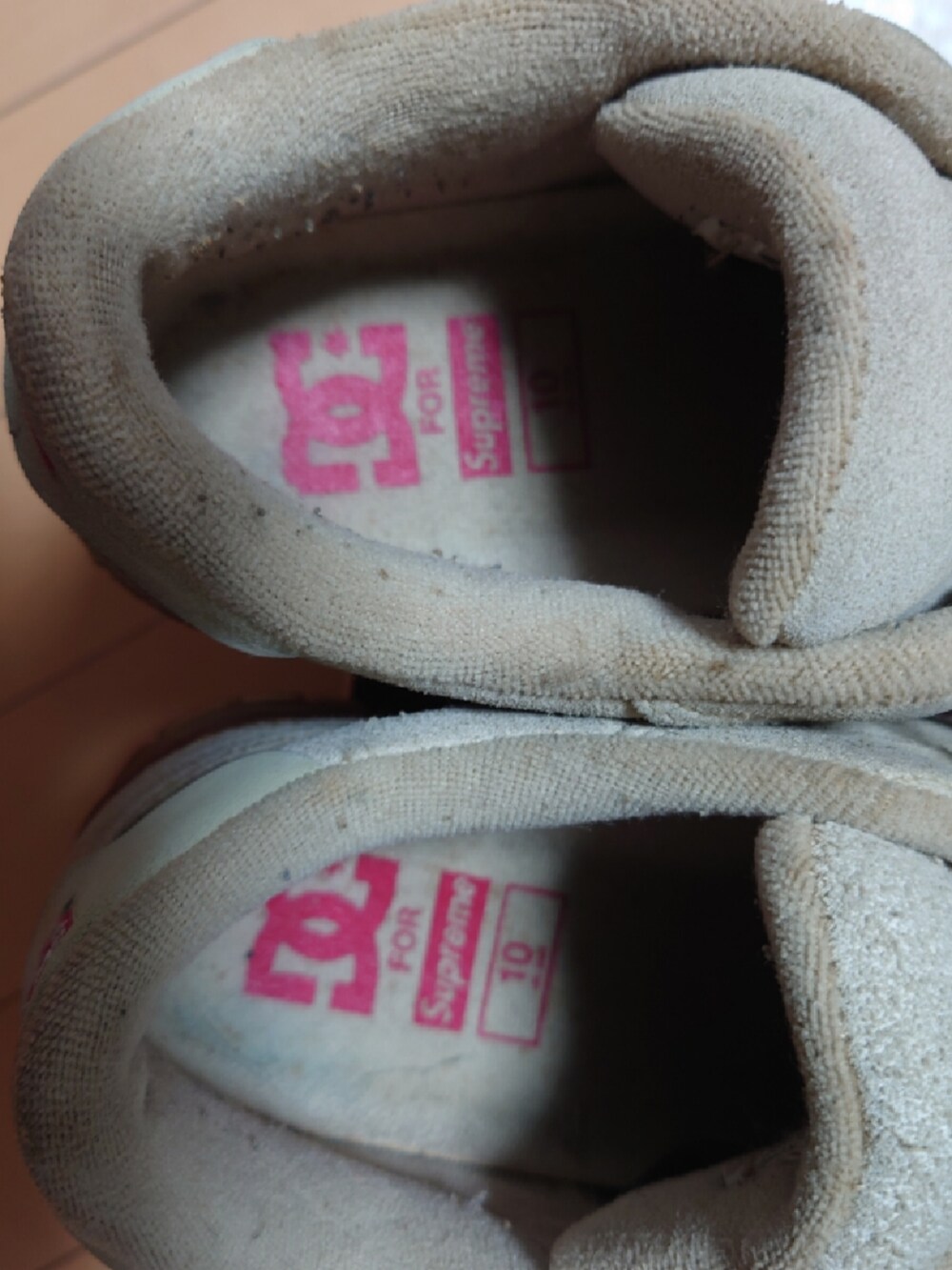 ベージュ系のスニーカーを着用したメンズの秋コーディネートの3枚目の写真