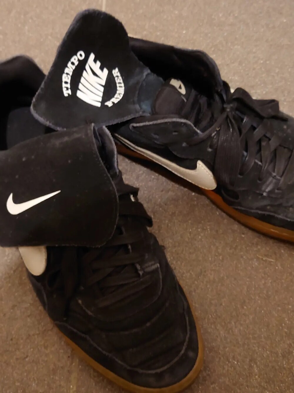 ブラック系のスニーカーを着用したメンズの秋コーディネートの2枚目の写真