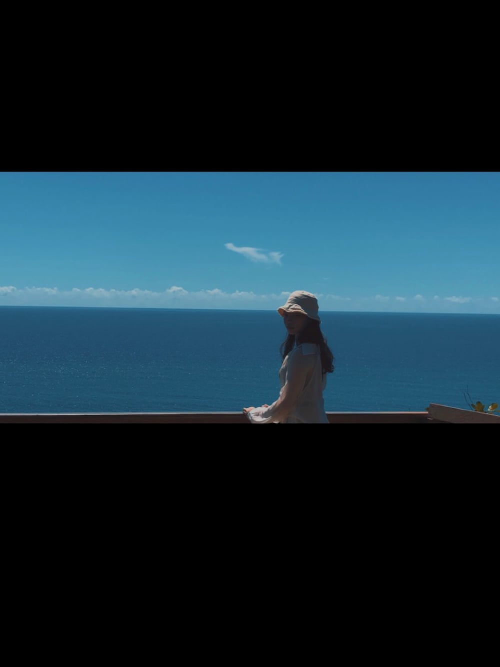 ブラック系のドラムバッグ、ベージュ系のカーゴパンツ、イエロー系のタンクトップを着用したレディースの冬コーディネートの3枚目の写真