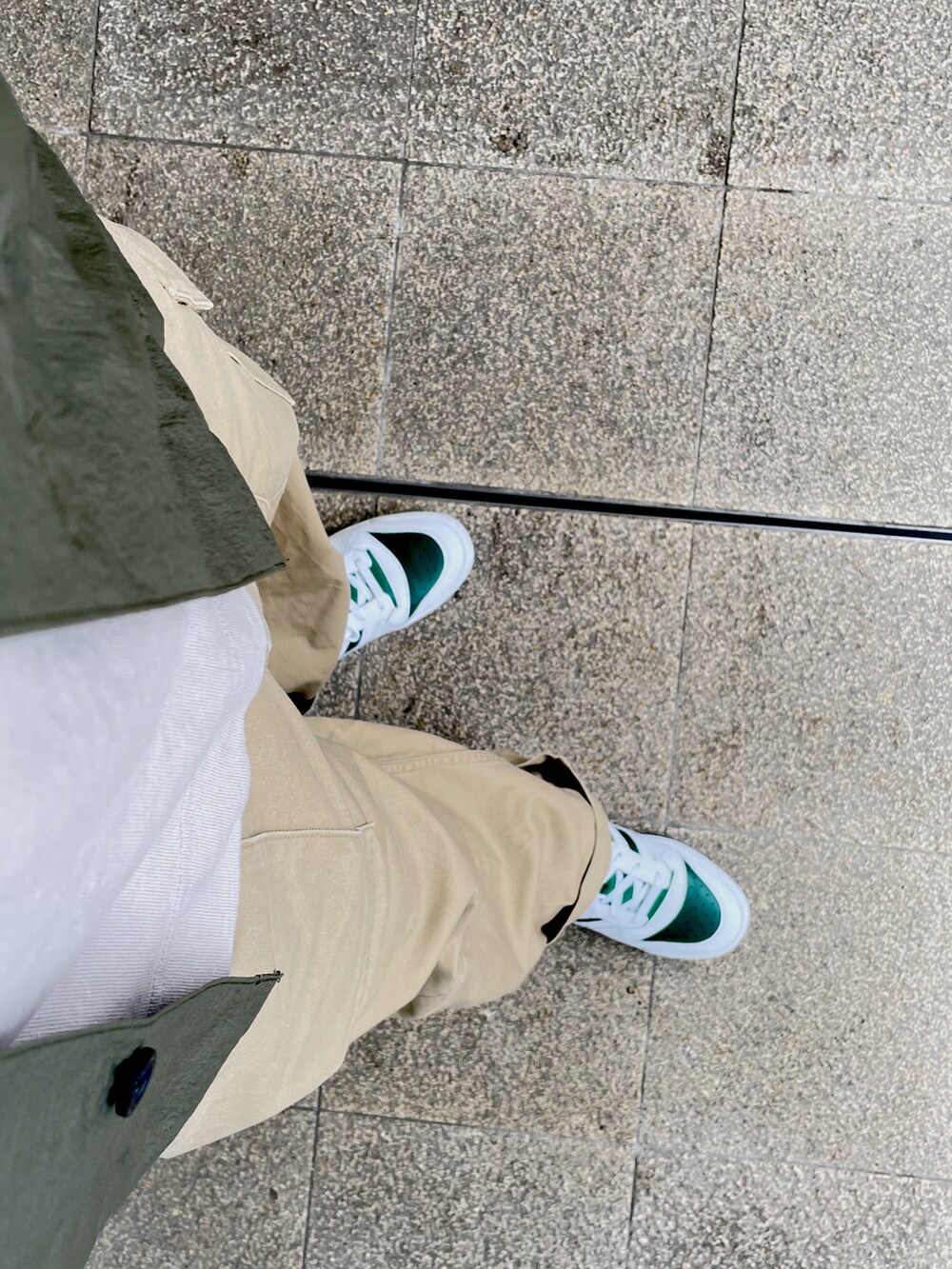 ベージュ系のその他パンツ、グリーン系のスニーカー、グリーン系のシャツ/ブラウスを着用したメンズの春コーディネートの2枚目の写真