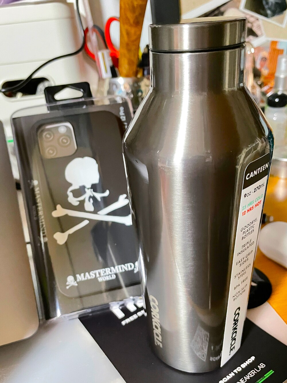 ブルー系のその他アウター、ブルー系のバックパック/リュック、ベージュ系のスニーカーを着用したメンズの夏コーディネートの3枚目の写真