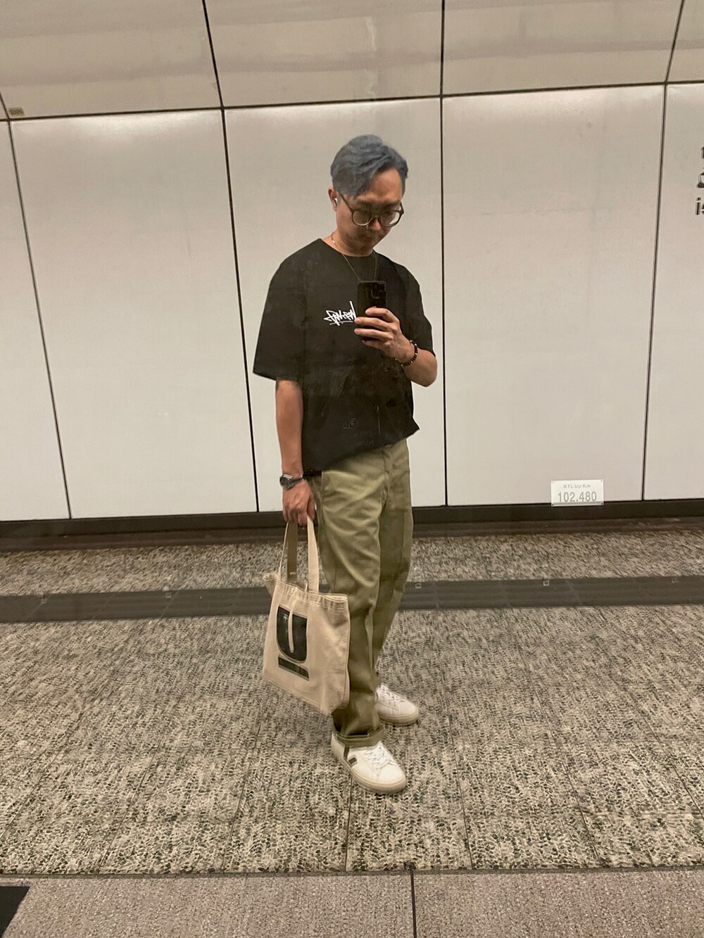 ベージュ系のスラックス、ホワイト系のスニーカー、ブラック系のTシャツ/カットソーを着用したメンズの秋コーディネートの2枚目の写真