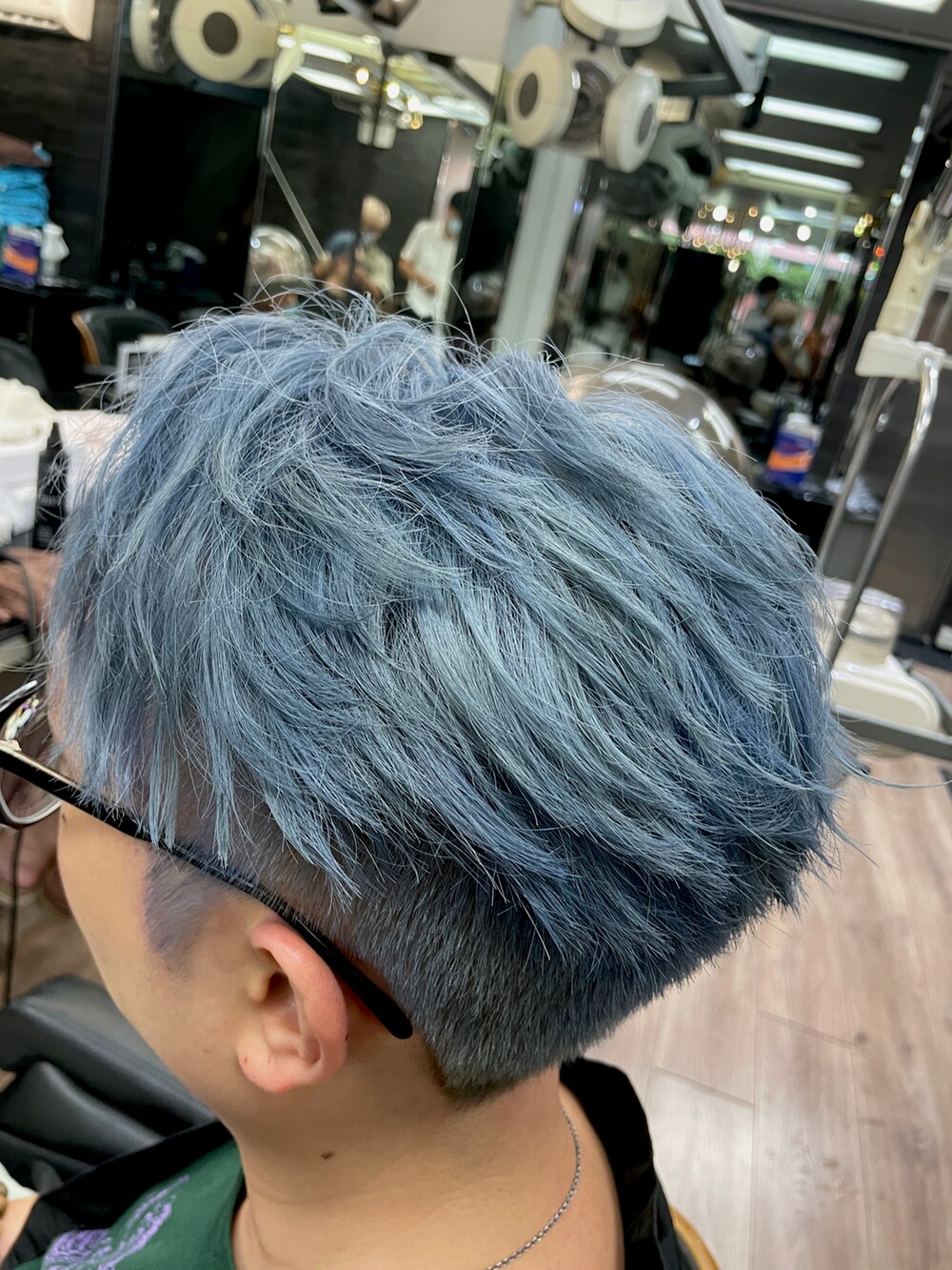 ベージュ系のスラックス、ホワイト系のスニーカー、ブラック系のTシャツ/カットソーを着用したメンズの秋コーディネートの3枚目の写真