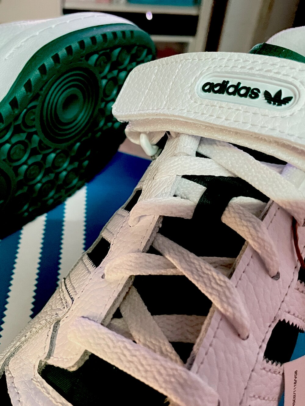 ベージュ系のその他パンツ、グリーン系のスニーカー、グリーン系のシャツ/ブラウスを着用したメンズの春コーディネートの3枚目の写真