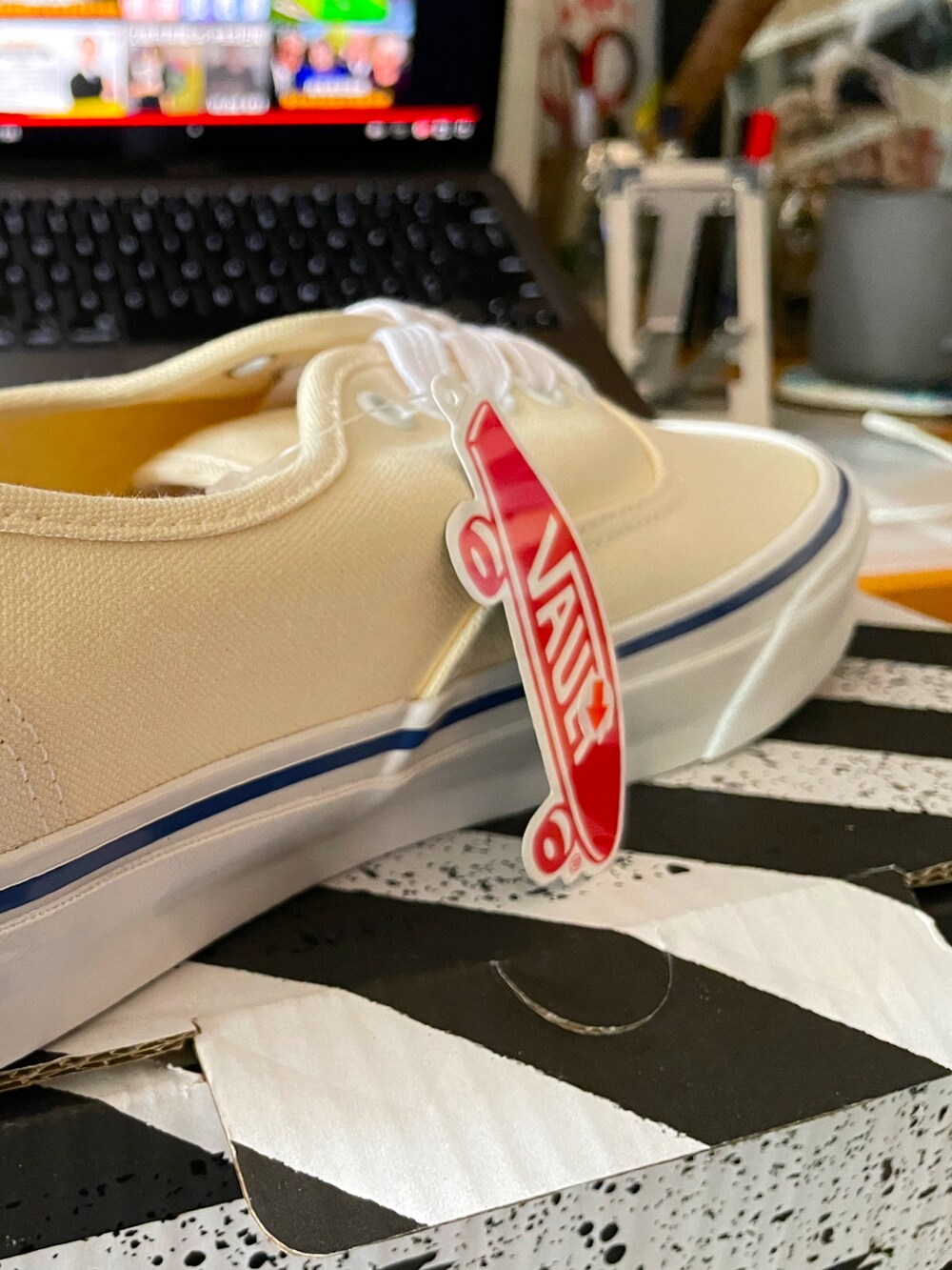 ブルー系のその他アウター、ブルー系のバックパック/リュック、ベージュ系のスニーカーを着用したメンズの夏コーディネートの2枚目の写真