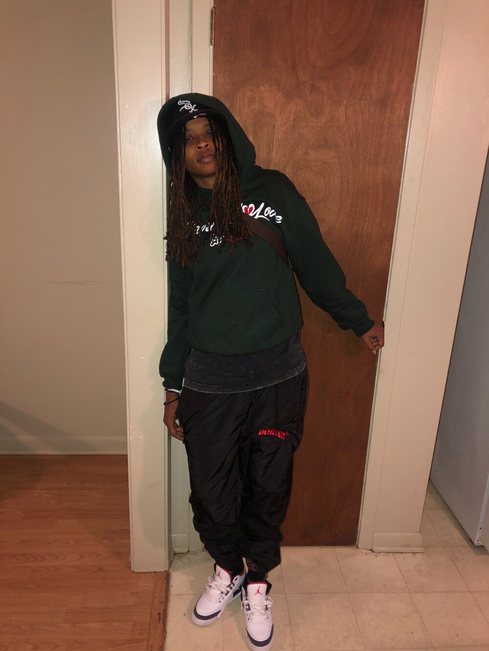 ブルー系のパーカーを着用したメンズの冬コーディネートの2枚目の写真